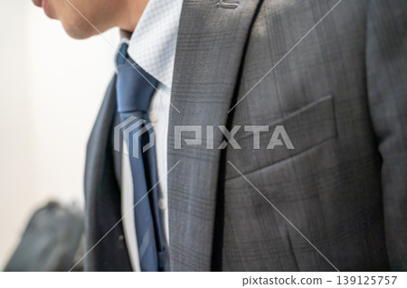 一位發表動機性言論的商人 一位發表動機性言論的商人 139125757