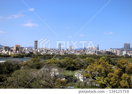 從福岡市福岡城天守閣眺望大濠公園。 從福岡市福岡城天守閣眺望大濠公園。 139125759
