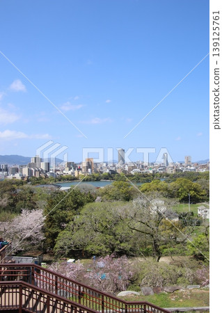 從福岡市福岡城天守閣眺望大濠公園。 從福岡市福岡城天守閣眺望大濠公園。 139125761