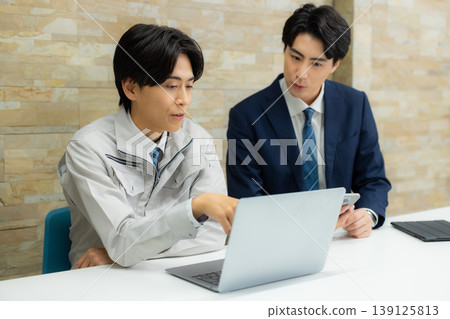 穿工作服的商人 139125813