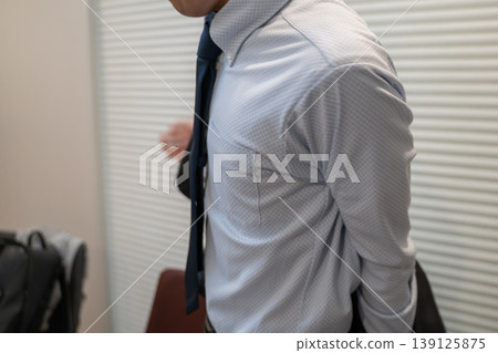 穿夾克的商人 穿夾克的商人 139125875