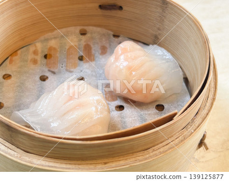 Steamed shrimp dumplings in a bamboo steamer (shrimp dumplings) Steamed shrimp dumplings in a bamboo steamer (shrimp dumplings) 139125877