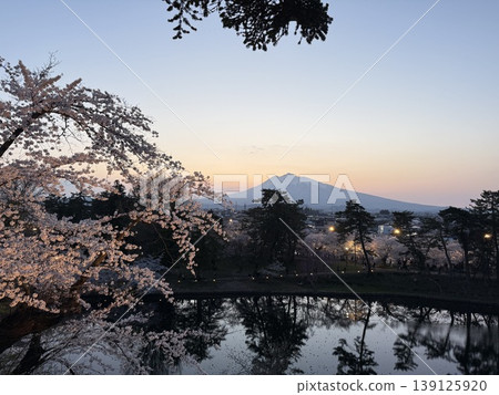 岩木山與櫻花交相輝映，構成一幅美妙絕倫的畫面。 139125920