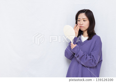 關心法令紋的女性 139126100