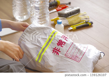 一名女子正在準備災難緊急物資。 139126107
