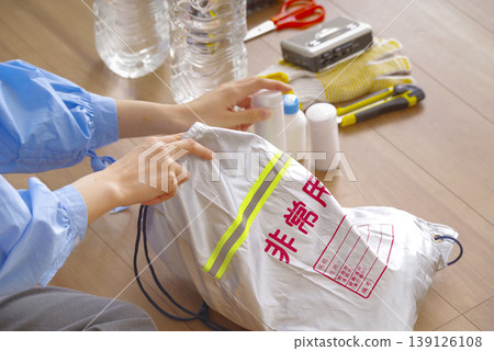 一名女子正在準備災難緊急物資。 139126108