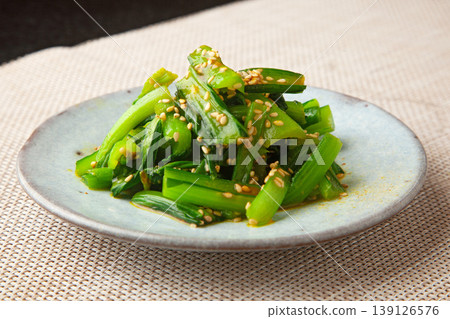 Mustard-dressed komatsuna (Japanese mustard spinach) 139126576