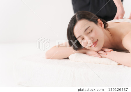 在美容院接受治療的女性 在美容院接受治療的女性 139126587