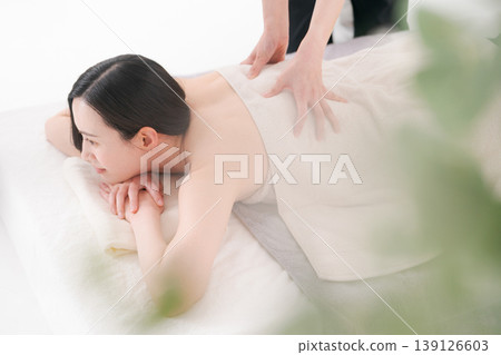 在美容院接受治療的女性 139126603