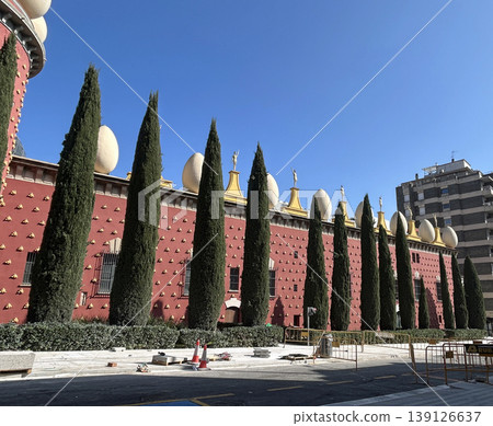 The red exterior walls of the Dalí Theatre-Museum The red exterior walls of the Dalí Theatre-Museum 139126637