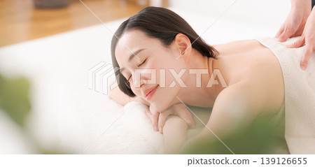 一位女士正在美容院接受護理(橫幅) 一位女士正在美容院接受護理(橫幅) 139126655