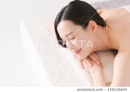 在美容院接受治療的女性 139126694
