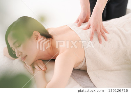 在美容院接受治療的女性 139126716