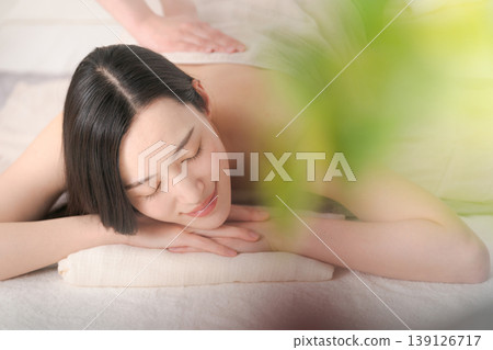 在美容院接受治療的女性 139126717