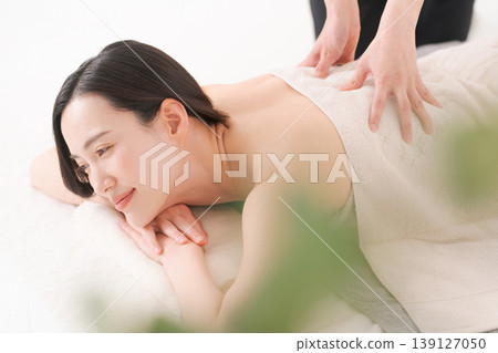 在美容院接受治療的女性 139127050