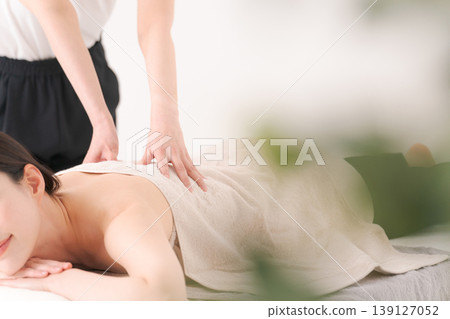 在美容院接受治療的女性 在美容院接受治療的女性 139127052