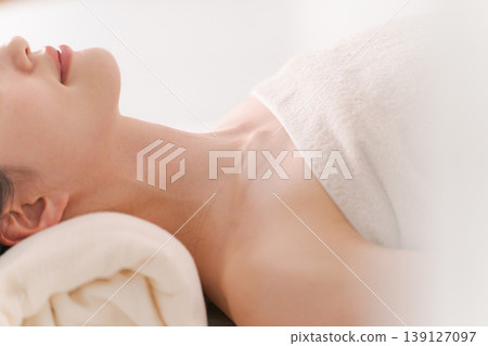 在美容院接受治療的女性 在美容院接受治療的女性 139127097