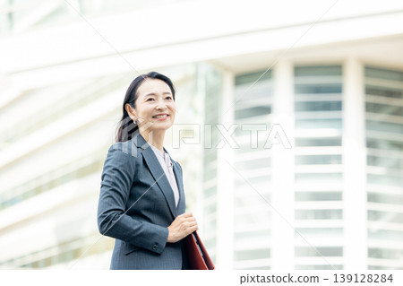 拿著筆記本微笑的女商人 139128284