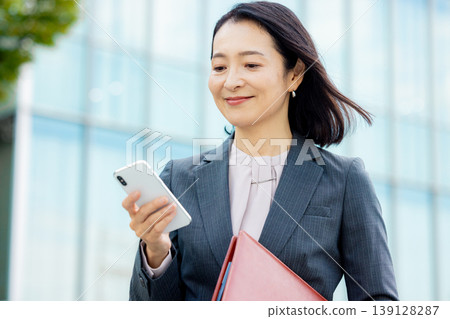 有智能手機的女商人 139128287
