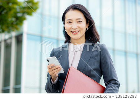 有智能手機的女商人 139128288