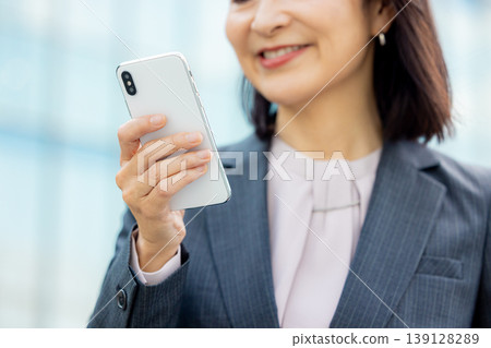 有智能手機的女商人 139128289
