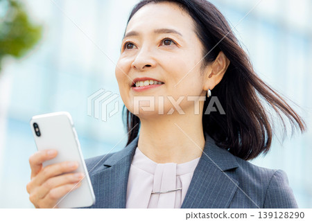 有智能手機的女商人 139128290