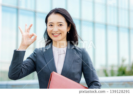 微笑的女商人 139128291