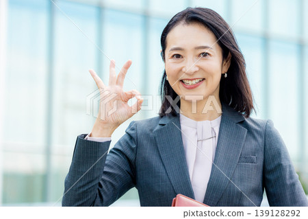 微笑的女商人 139128292