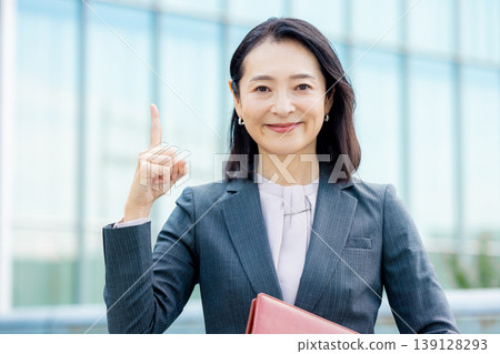 微笑的女商人 139128293