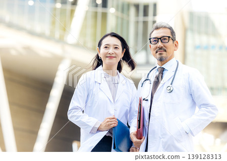 Doctors and nurses working in hospitals 139128313