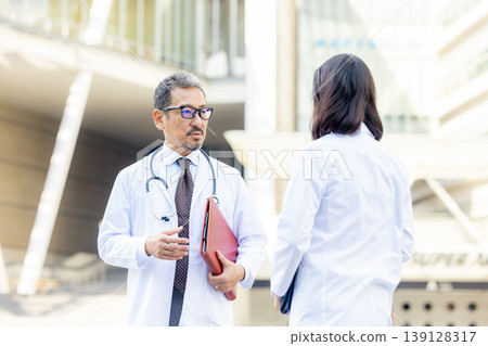 Doctors and nurses working in hospitals Doctors and nurses working in hospitals 139128317