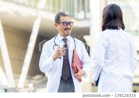 Doctors and nurses working in hospitals Doctors and nurses working in hospitals 139128318