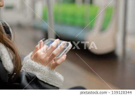 使用智能手機的婦女在火車 使用智能手機的婦女在火車 139128344