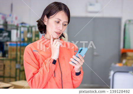 倉庫——女子正在看她的智慧型手機 139128492