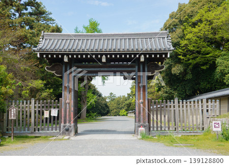 春日里的京都御所大門 139128800