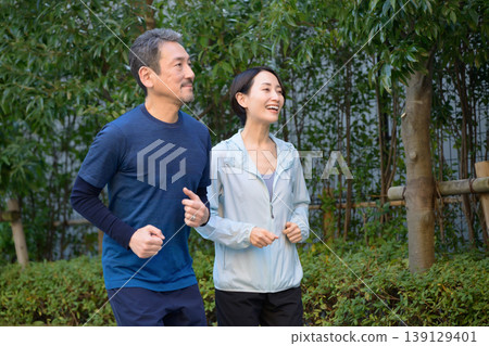 男人和女人鍛煉 男人和女人鍛煉 139129401
