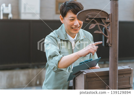 一名承包商按了門鈴。 139129894