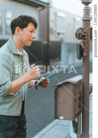 一名承包商按了門鈴。 一名承包商按了門鈴。 139129900