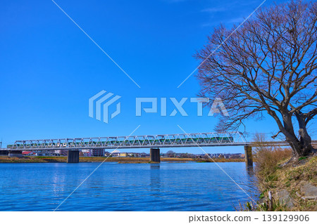 從東京調布市玉川河岸運動場附近向西眺望（京王線、玉川大橋、富士山、川崎市等） 139129906