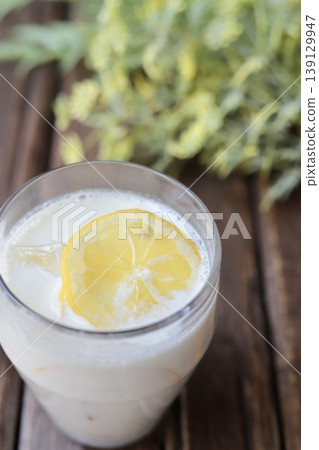 用自製檸檬糖漿製成的檸檬酸奶 用自製檸檬糖漿製成的檸檬酸奶 139129947