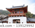 在佐賀縣的熱門旅遊景點，武雄溫泉塔門和櫻花構成了一幅美麗的春日景象。 139129992