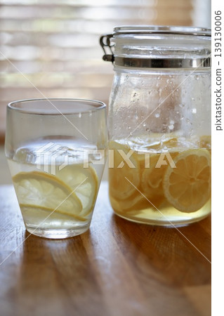 自製檸檬水和檸檬糖漿放在廚房窗台上。 自製檸檬水和檸檬糖漿放在廚房窗台上。 139130006