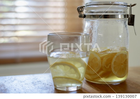 自製檸檬水和檸檬糖漿放在廚房窗台上。 自製檸檬水和檸檬糖漿放在廚房窗台上。 139130007