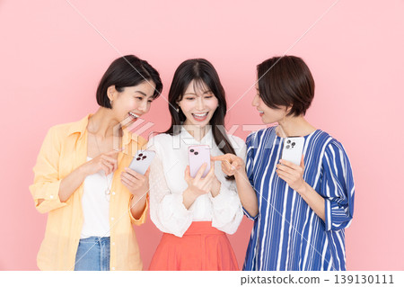 使用智能手機的中間婦女 使用智能手機的中間婦女 139130111