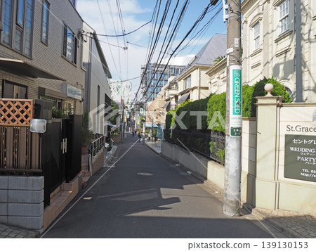 青山住宅區道路和建築物的景色。 青山住宅區道路和建築物的景色。 139130153