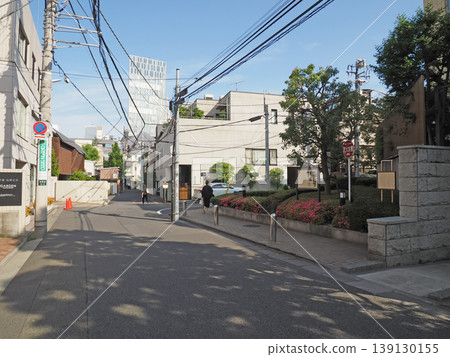 青山住宅區道路和建築物的景色。 139130155