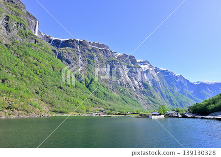 古德旺根的景色，雪水融化後形成瀑布傾瀉而下。 139130328