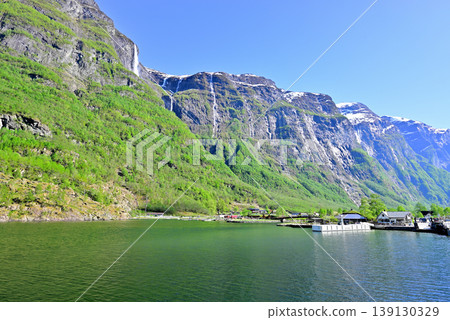 克爾福森瀑布激起水霧，古德旺根則有許多瀑布傾瀉而下。 139130329