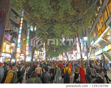 澀谷繁華的市中心夜景,人群聚集。彩色半色調。 澀谷繁華的市中心夜景,人群聚集。彩色半色調。 139130706