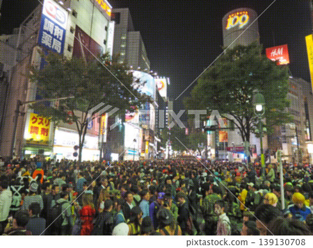 澀谷繁華的市中心夜景,人群聚集。彩色半色調。 澀谷繁華的市中心夜景,人群聚集。彩色半色調。 139130708